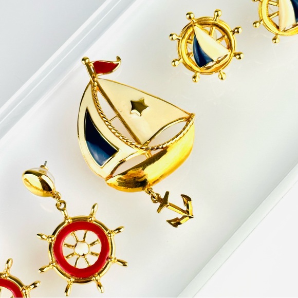 Vintage Avon Three Piece Nautical Sailboat Helm Enamel Brooch Earrings - Picture 10 of 13